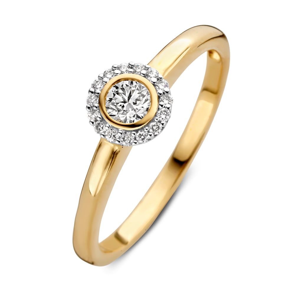 Geelgouden entourage ring met diamant. Het is mogelijk de ring te combineren met andere (rij)ringen.
