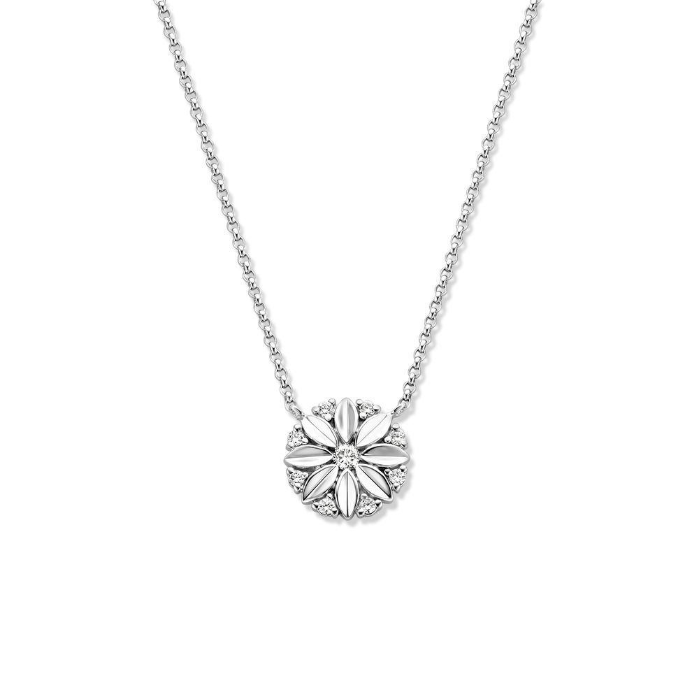 Witgouden collier met hanger in bloemdesign, gezet met fonkelende diamanten.

