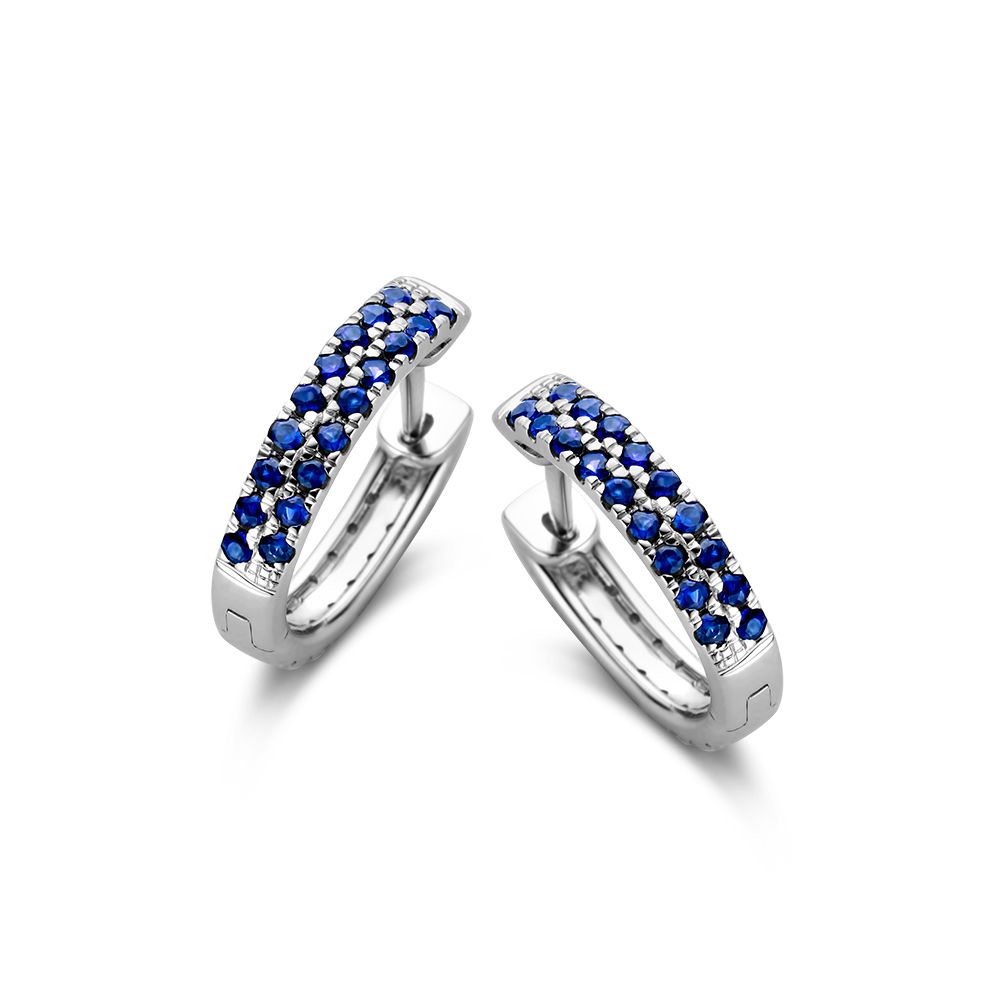 Witgouden oorringen met aan een kant gezet met blauw saffier en aan de andere kant met diamant, zo kun je de oorbellen op twee verschillende manieren dragen.
