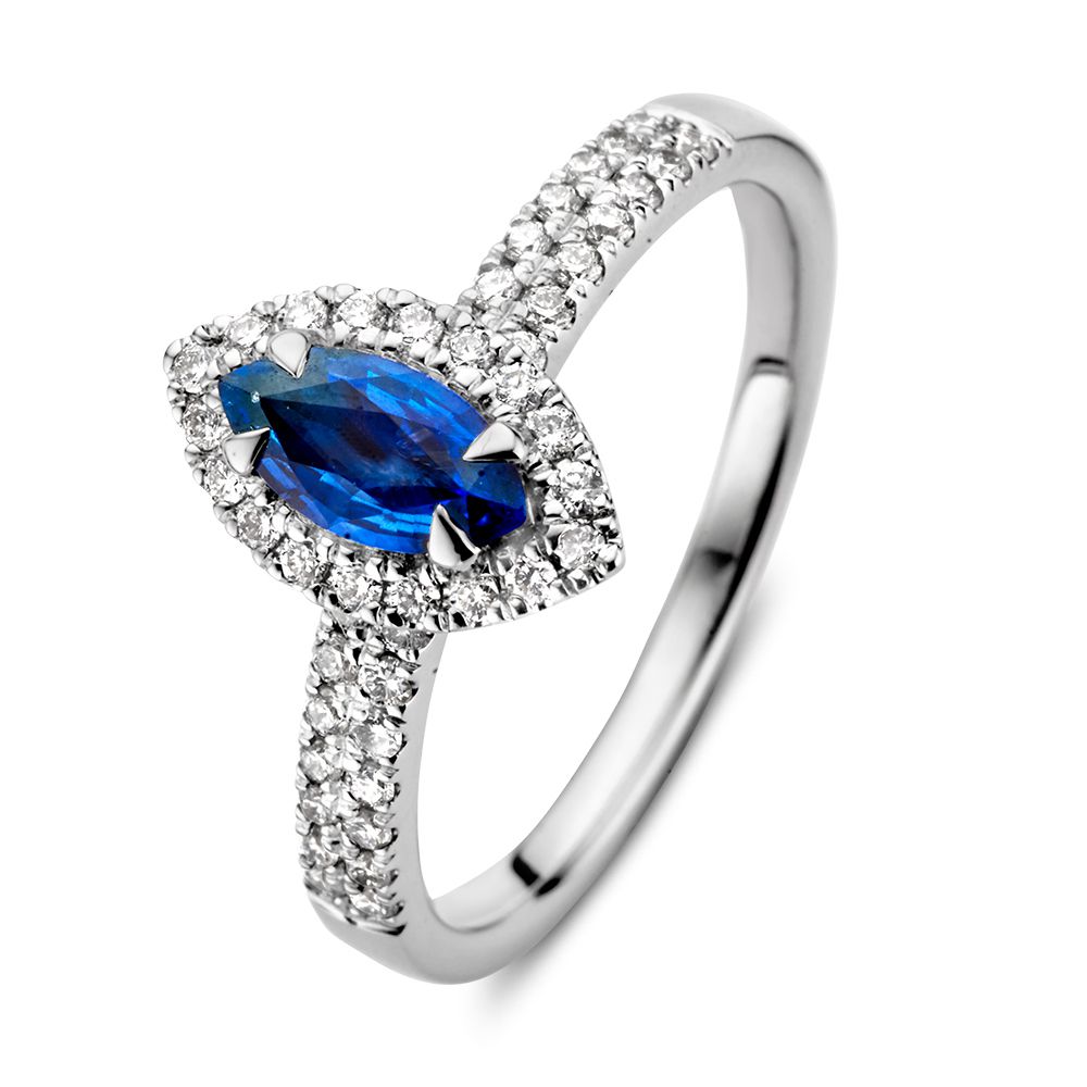 Unieke witgouden ring met een prachtige markies geslepen saffier als middelpunt. De zetting van de ring is bovendien volgezet met diamant (ook aan de zijkanten). De fonkelende diamanten in de band maken het geheel helemaal af. Een absoluut topstuk.
