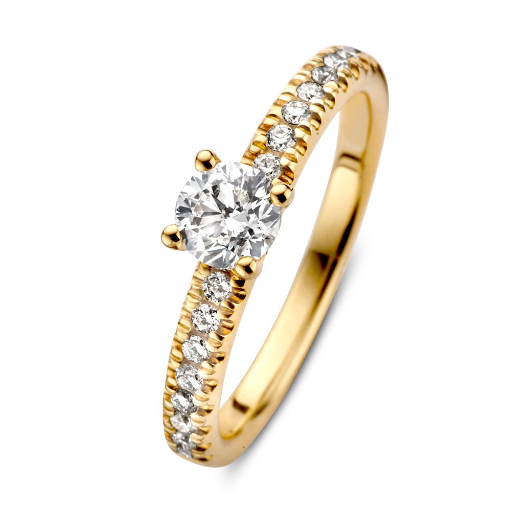Schitterende geelgouden solitair met zijstenen. De middensteen is een briljant geslepen diamant van 0,50crt. in stevige vierpootzetting. De zijstenen lopen tot halverwege de ring. Deze ring is naadloos tegen een andere gouden ring, zoals bijvoorbeeld een trouwring aan te dragen
