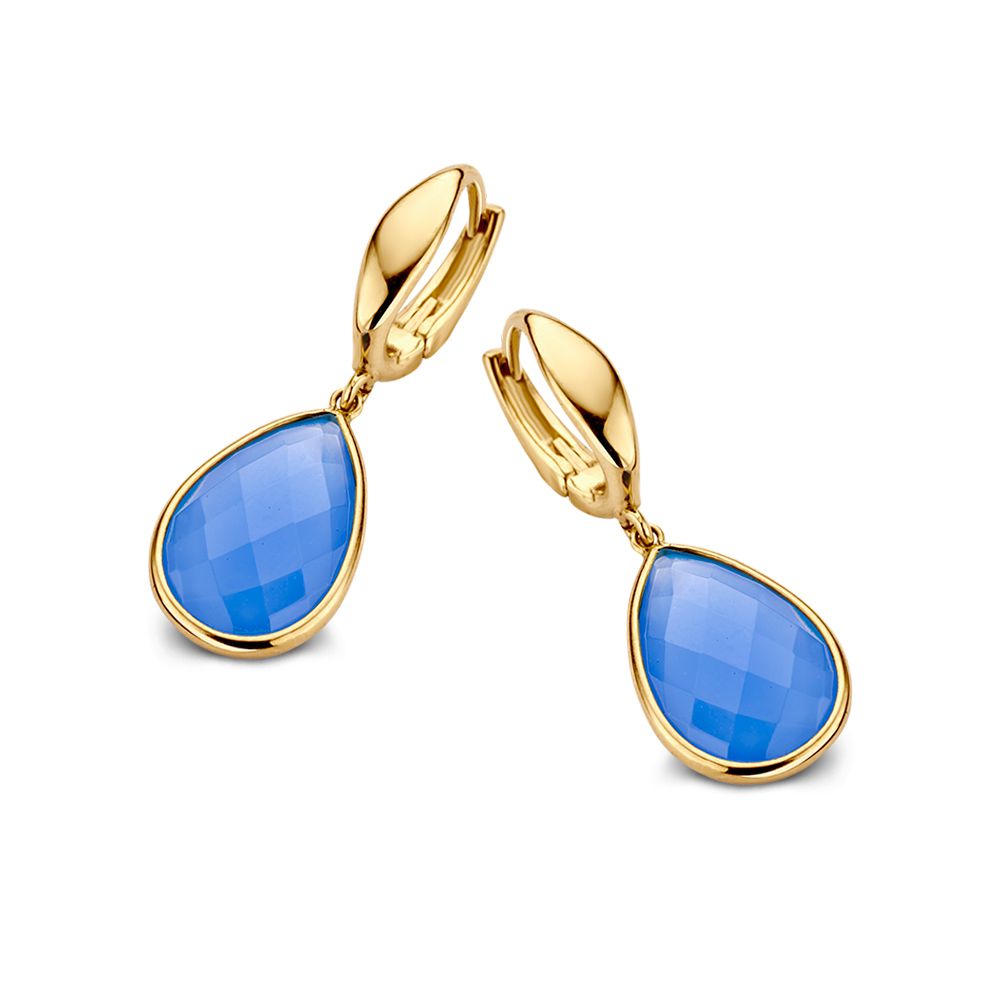Geelgouden oorringenmet edelsteen, gefacetteerd geslepen blauwechalcedoon.
