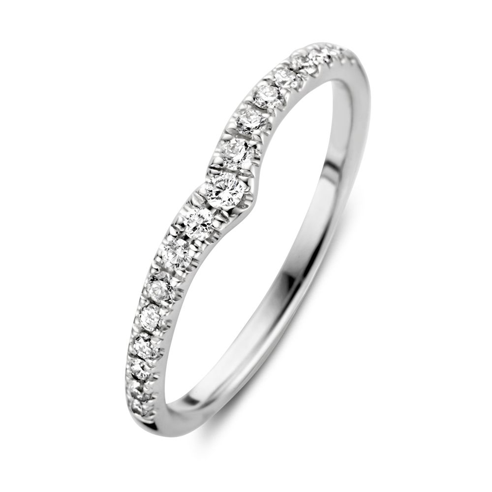 Verfijnde witgouden ring in v-vorm. Deze ring is prachtig om los te dragen, maar kan ook perfect als stackable ring gebruikt worden.
