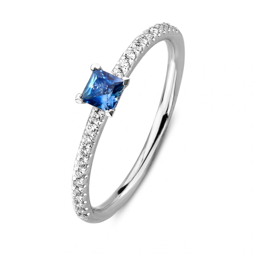 Verfijnde witgouden ring met een princess geslepen saffier als eyecatcher en fonkelende diamanten in de band. De ring kan los gedragen worden, maar is ook goed met andere ringen te combineren.
