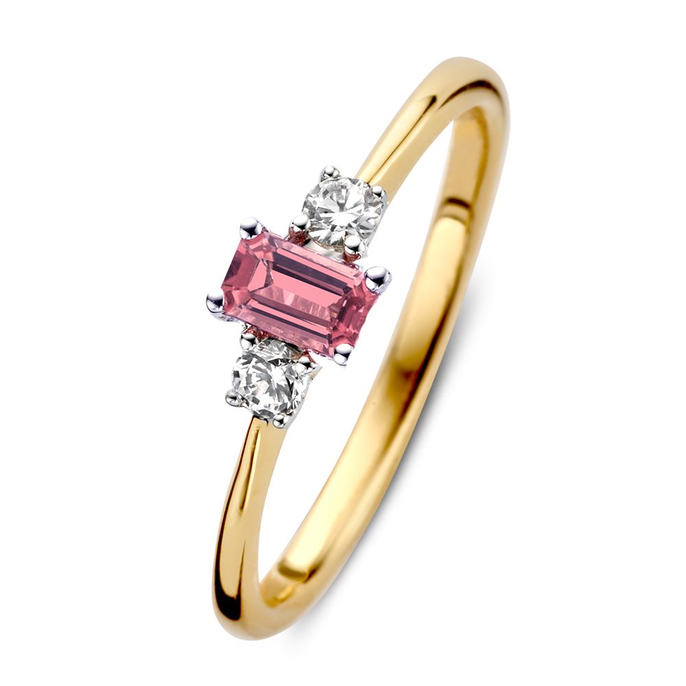 Bicolor gouden ring met een baguette geslepen roze toermalijn als middensteen. De toermalijn is aan beide kanten in het goede gezelschap van een schitterende briljant.
