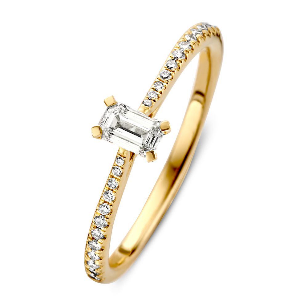 Verfijnde gouden damesring met sprankelende diamanten. De ring bevat een opvallende baguette geslepen diamant en voor optimale schittering is ook de band van de ring gezet met diamantjes.
