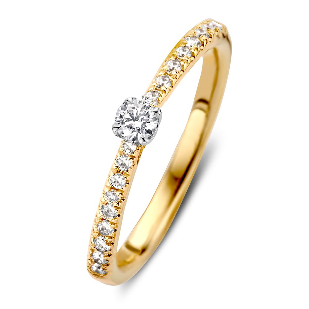 Elegante solitair met middensteen in witgouden zetting, voor optimale schittering. Ook in de band van de ring zijn kleine diamanten geplaatst.

