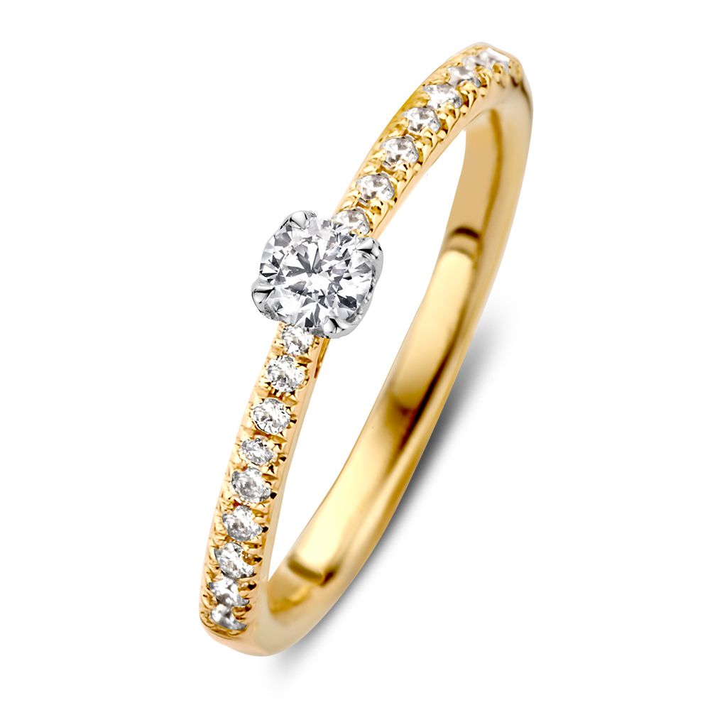 Elegante solitair met middensteen in witgouden zetting, voor optimale schittering. Ook in de band van de ring zijn kleine diamanten geplaatst.

