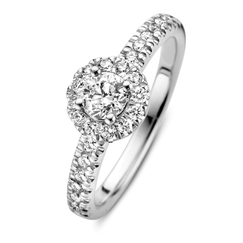 Schitterende witgouden entourage ring met middensteen van 0,40 crt. Voor extra uitstraling is ook de band van de ring gezet met fijne briljanten.
