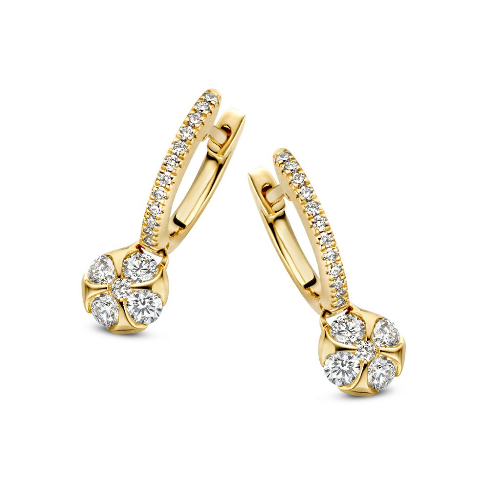 Geelgouden oorbellen met diamanten aanhangers.
