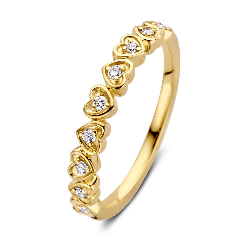 Verfijnde geelgouden bandring voorzien van hartjes met fijne diamanten. Geschikt om te combineren met andere ringen.
