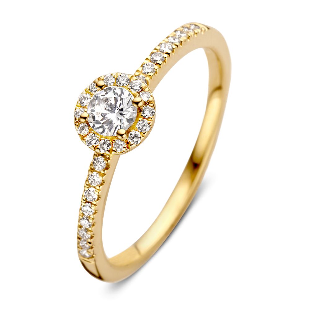 Geelgouden ring met een briljant middensteen van 0,20 crt. De middensteen wordt omringd door een halo van fijnere diamanten. Dankzij de verhoogde zetting is deze ring perfect te combineren met een aanschuifring of trouwring. Deze ring is ook verkrijgbaar met een emerald of ovale middensteen.
