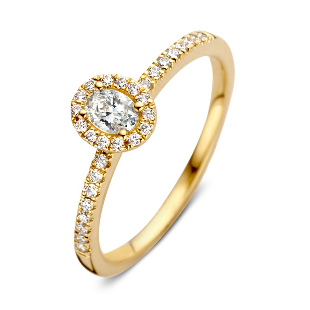 Geelgouden ring met een ovale diamant middensteen van 0,20 crt. De middensteen wordt omringd door een halo van fijnere diamanten. Dankzij de verhoogde zetting is deze ring perfect te combineren met een aanschuifring of trouwring. Deze ring is ook verkrijgbaar met een emerald of briljant geslepenmiddensteen.
