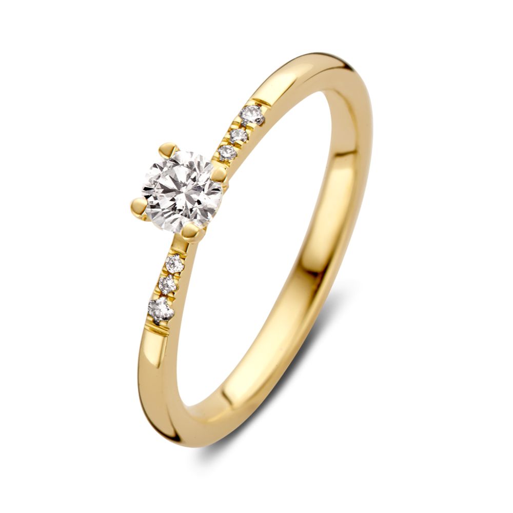 Schitterende geelgouden solitair met zijstenen. De middensteen is een briljant geslepen diamant in stevige vierpootzetting.Deze ring is naadloos tegen een andere gouden ring, zoals bijvoorbeeld een trouwring aan te dragen.
