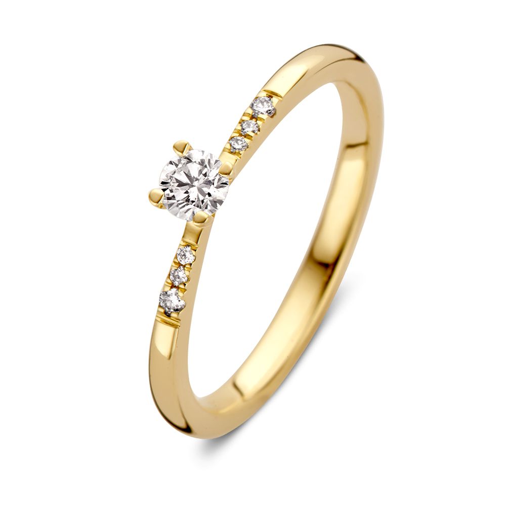 Schitterende geelgouden solitair met zijstenen. De middensteen is een briljant geslepen diamant in stevige vierpootzetting.Deze ring is naadloos tegen een andere gouden ring, zoals bijvoorbeeld een trouwring aan te dragen.
