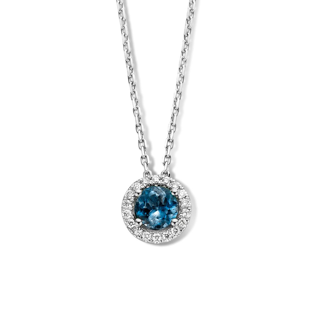 Schitterend witgouden collier met hanger gezet met bijzondere kleursteen. De london blue topaas staat bekent om de diepe oceaanblauwe kleur. De diamanten maken de uitstraling van dit bijzondere juweel helemaal af.
