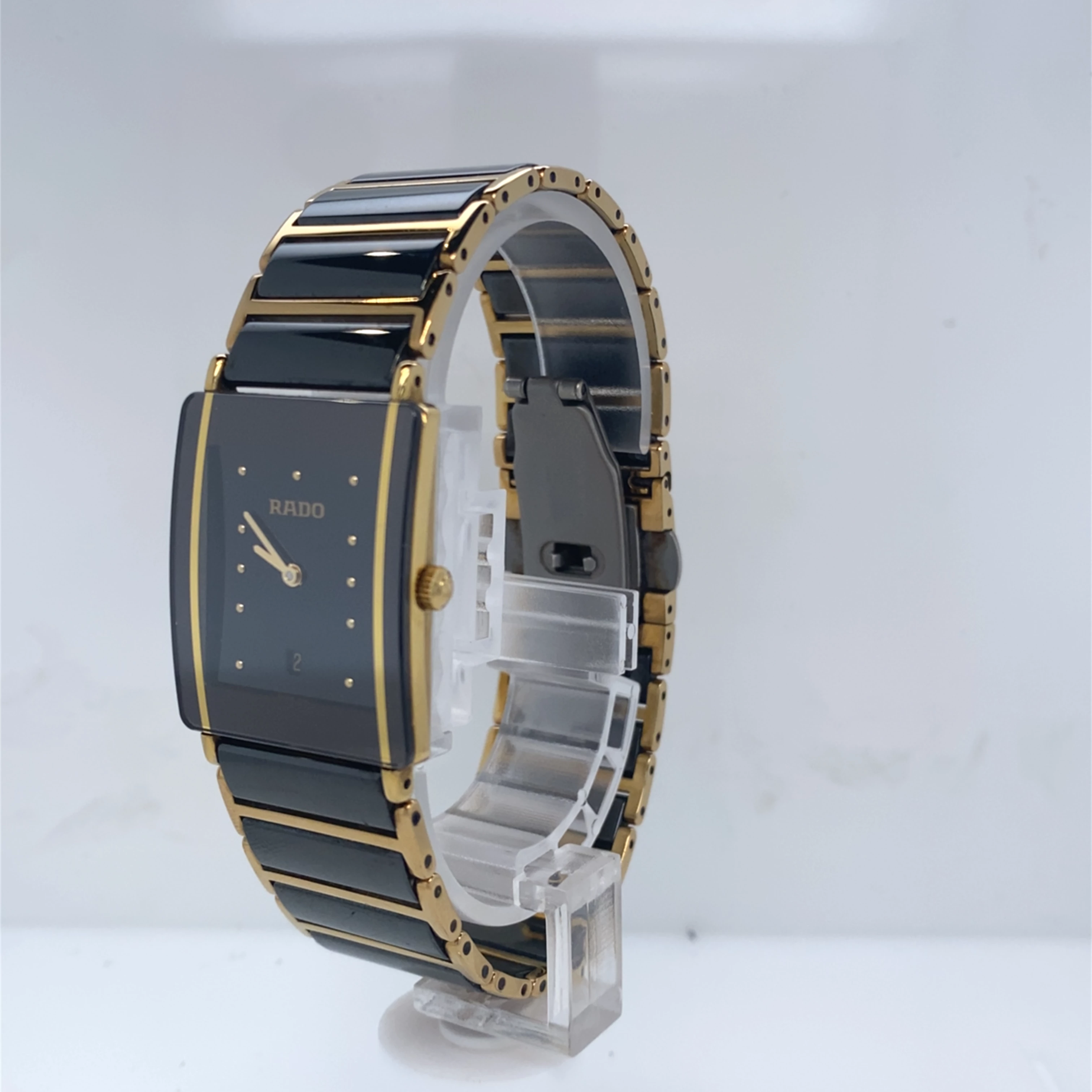 De Rado Integral R160.0381.3 horloge beschikt over een strak en elegant ontwerp met een krasbestendige keramische behuizing en saffierglas. Dit model straalt luxe uit en is perfect voor zowel formele als casual gelegenheden. Draag het bij voorkeur met stijlvolle zakelijke kleding of bij een chique avondoutfit voor een tijdloze en verfijnde uitstraling.