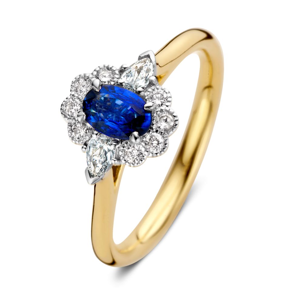 Vintage style gouden damesring met een ovale saffier als schitterende middensteen. De ring is voorzien van een diamanten halo, dankzij de verhoogde zetting kan hij perfect gecombineerd worden met andere gouden ringen.
