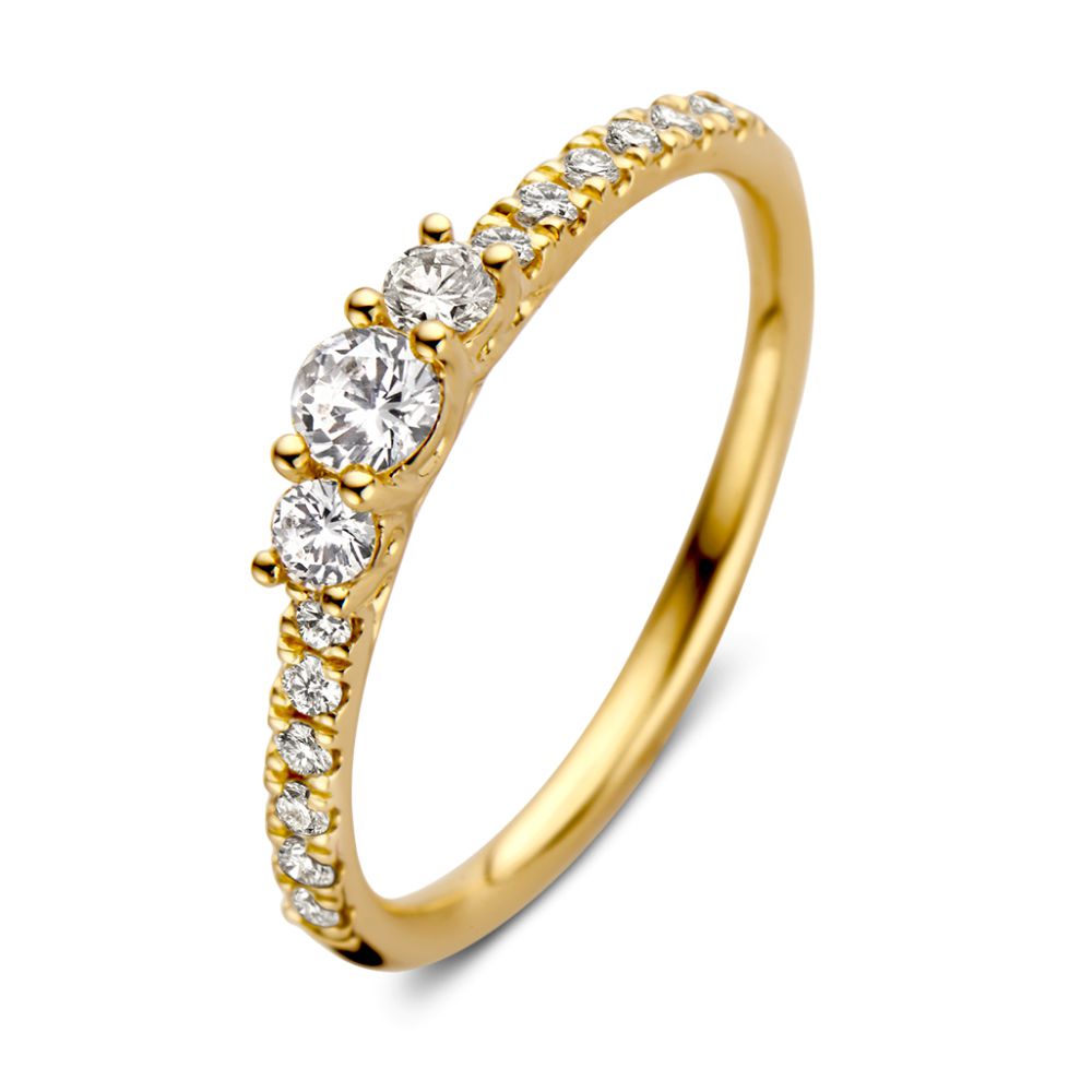 Geelgouden driesteens ring met extra diamanten in de scheen voor optimale schittering.
