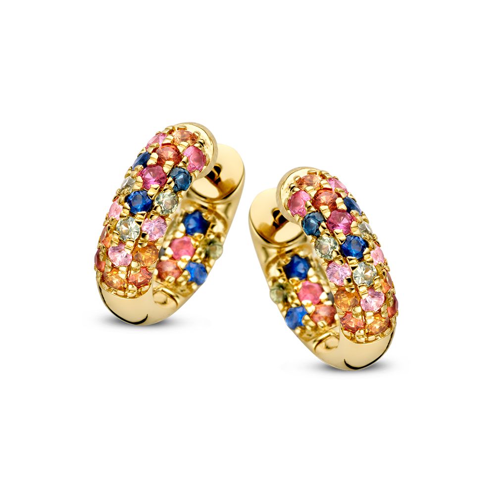 Geelgouden oorringen met regenboog saffier in luxe pavézetting. De oorbellen zijn ook aan de binnenzijde gezet met saffieren.
