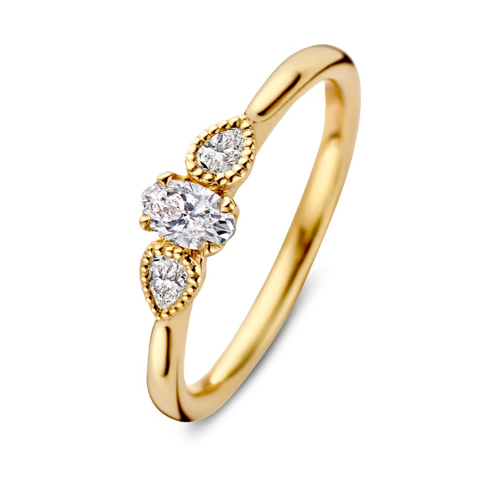Bijzondere driesteens ring in vintage style met ovale middensteen en twee peer geslepen diamanten als zijstenen.
