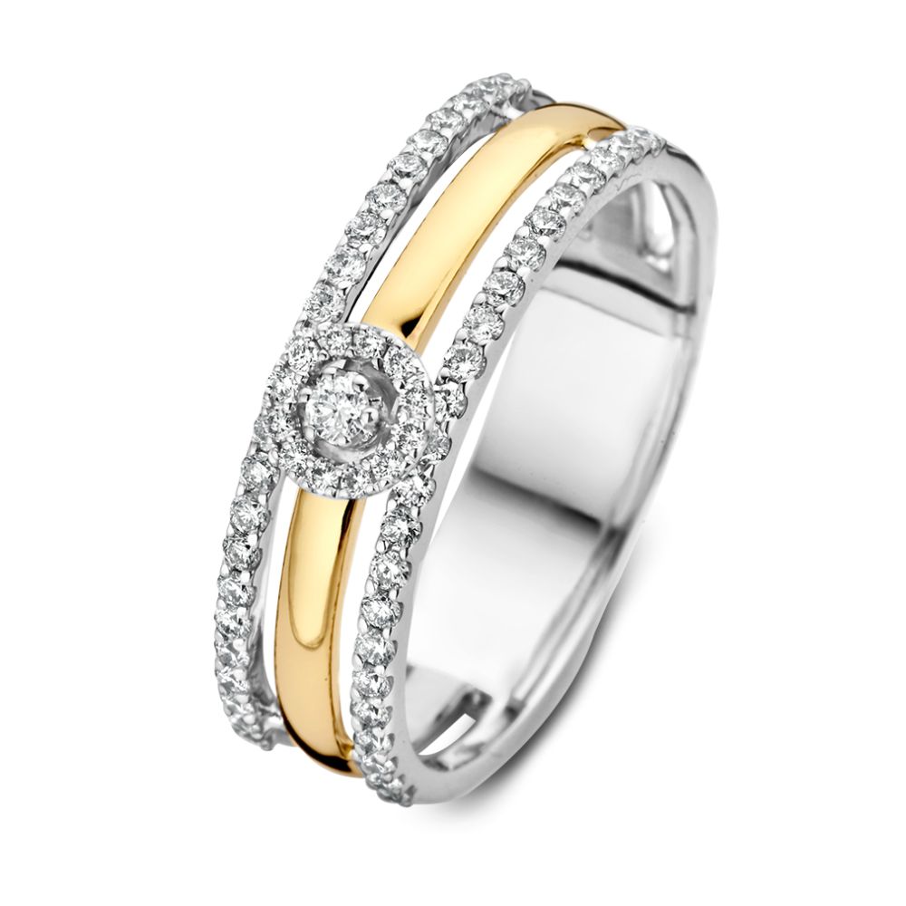 Brede damesring met het effect van een solitair ring met twee aanschuifringen gezet met diamant.
