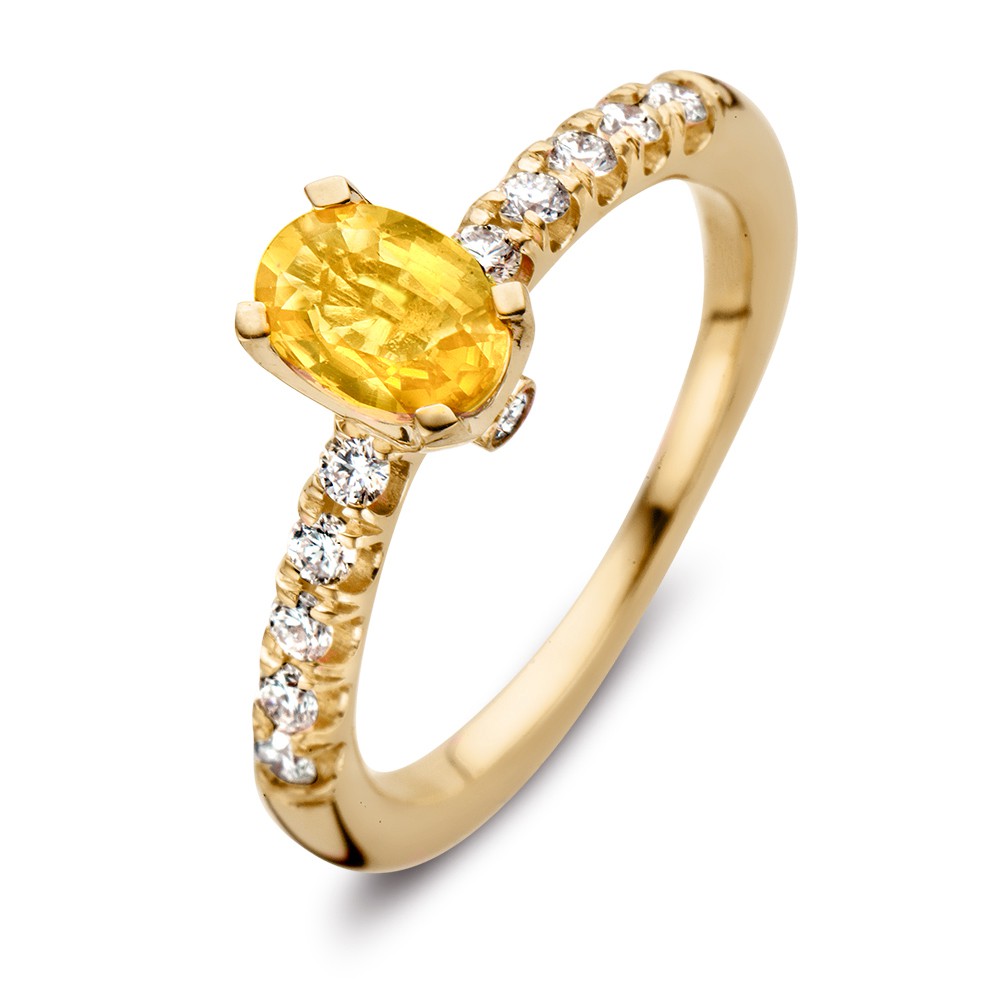 Luxe 18kt geelgoudenring met een opvallende gele saffier in ovale slijpvorm. In de band van de ring zijn briljanten geplaatst en ook onder de saffier is een schitterende briljant gezet.
