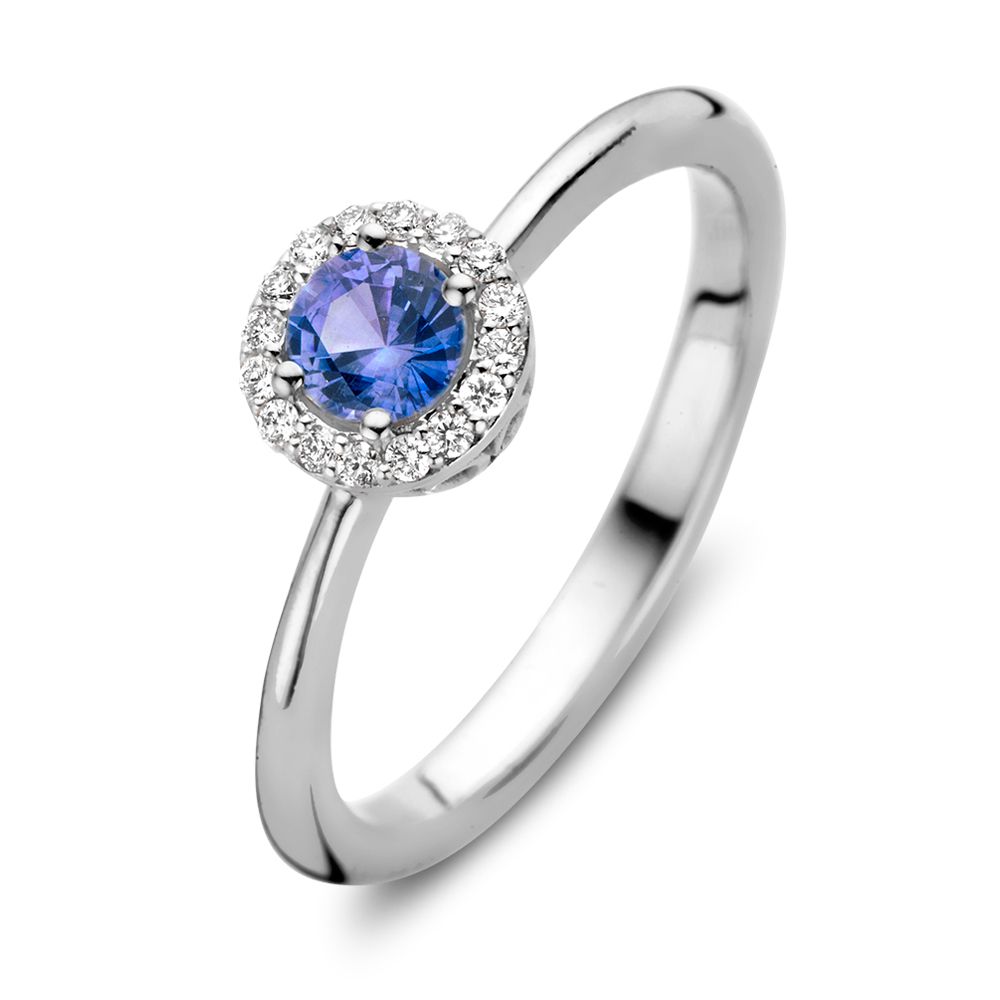 Prachtige witgouden entourage ring met opvallende blauwe saffier, omringd door fonkelende diamanten.
