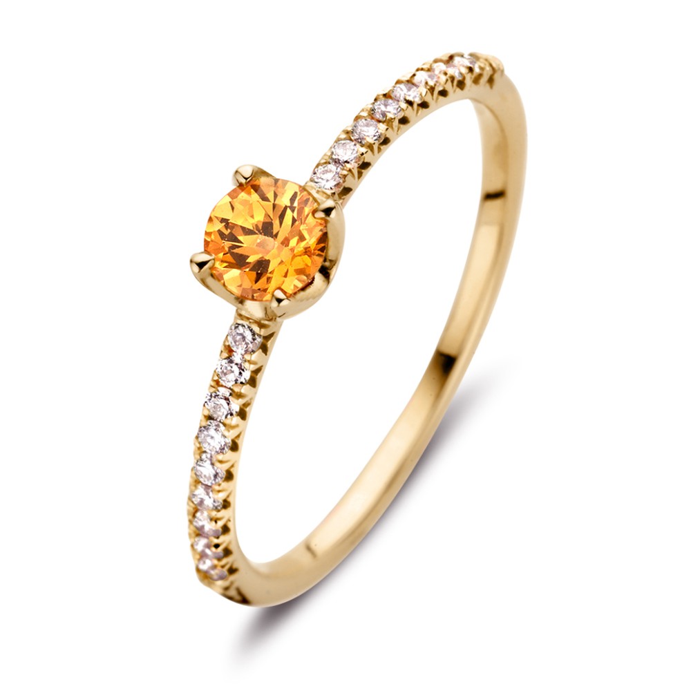 18kt geelgouden ring met een warme, oranje saffier en fonkelende briljanten in de scheen.
