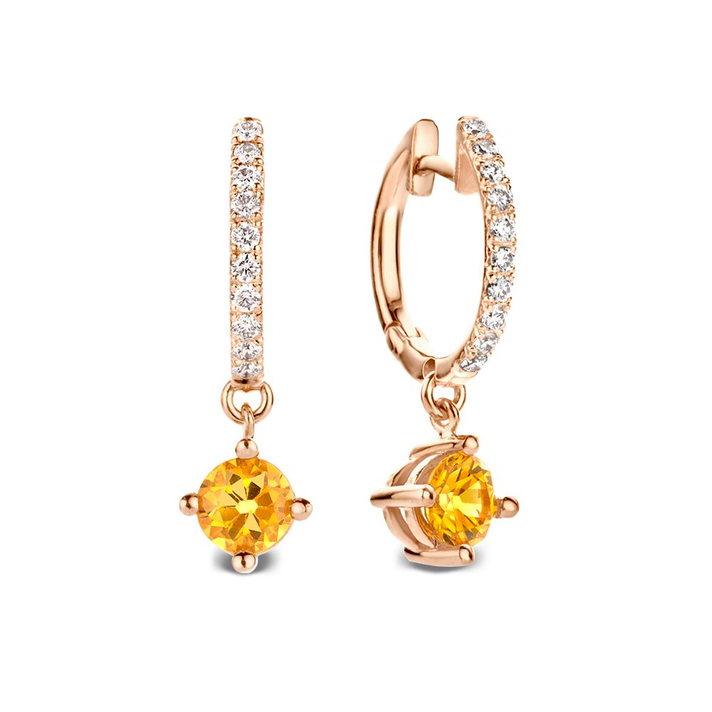 Geelgouden oorringen met fonkelende diamanten enoranje saffieren als luxe aanhangers met een speels effect.
