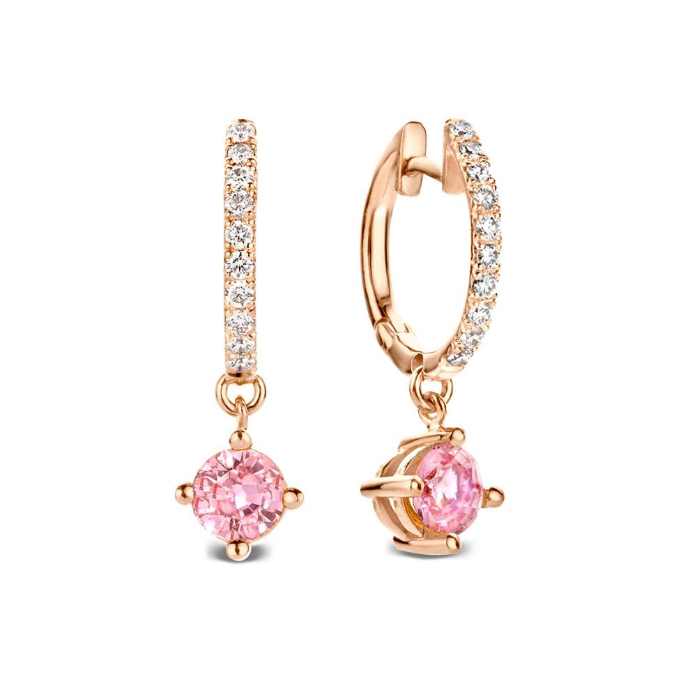 Rosegouden oorringen met fonkelende diamanten enroze saffieren als luxe aanhangers met een speels effect.
