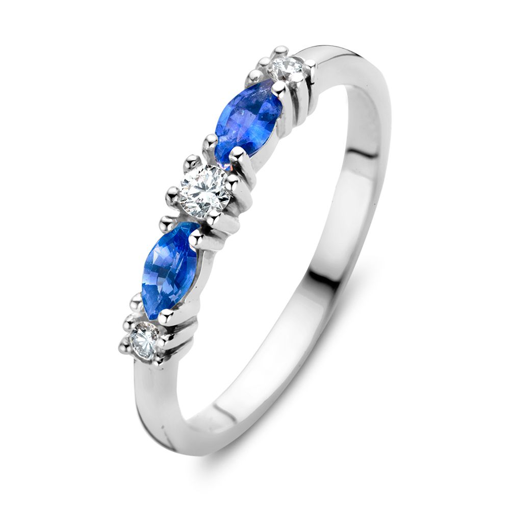 Schitterende witgouden ring met drie briljanten en twee marquise geslepen blauwe saffieren.
