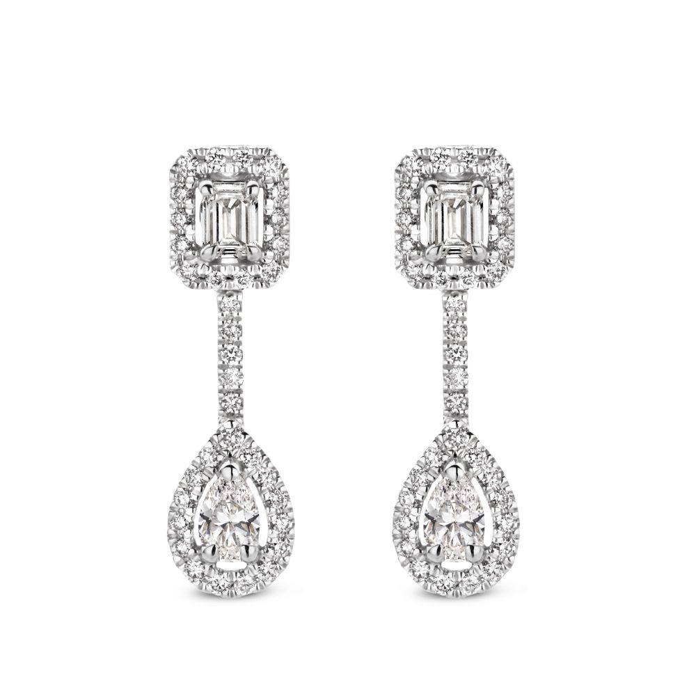 Schitterende witgouden oorhangers met diamanten in opvallende slijpvormen. Bij deze oorbellen is het mogelijk om de aanhangers met peergeslepen diamanten los te halen, zo kun je ze dragen als oorstekers op het oorof in een luxere versie met de aanhangers. De oorbellen bevatten emerald en peer geselepen diamant gezet in luxe entourage zetting.
