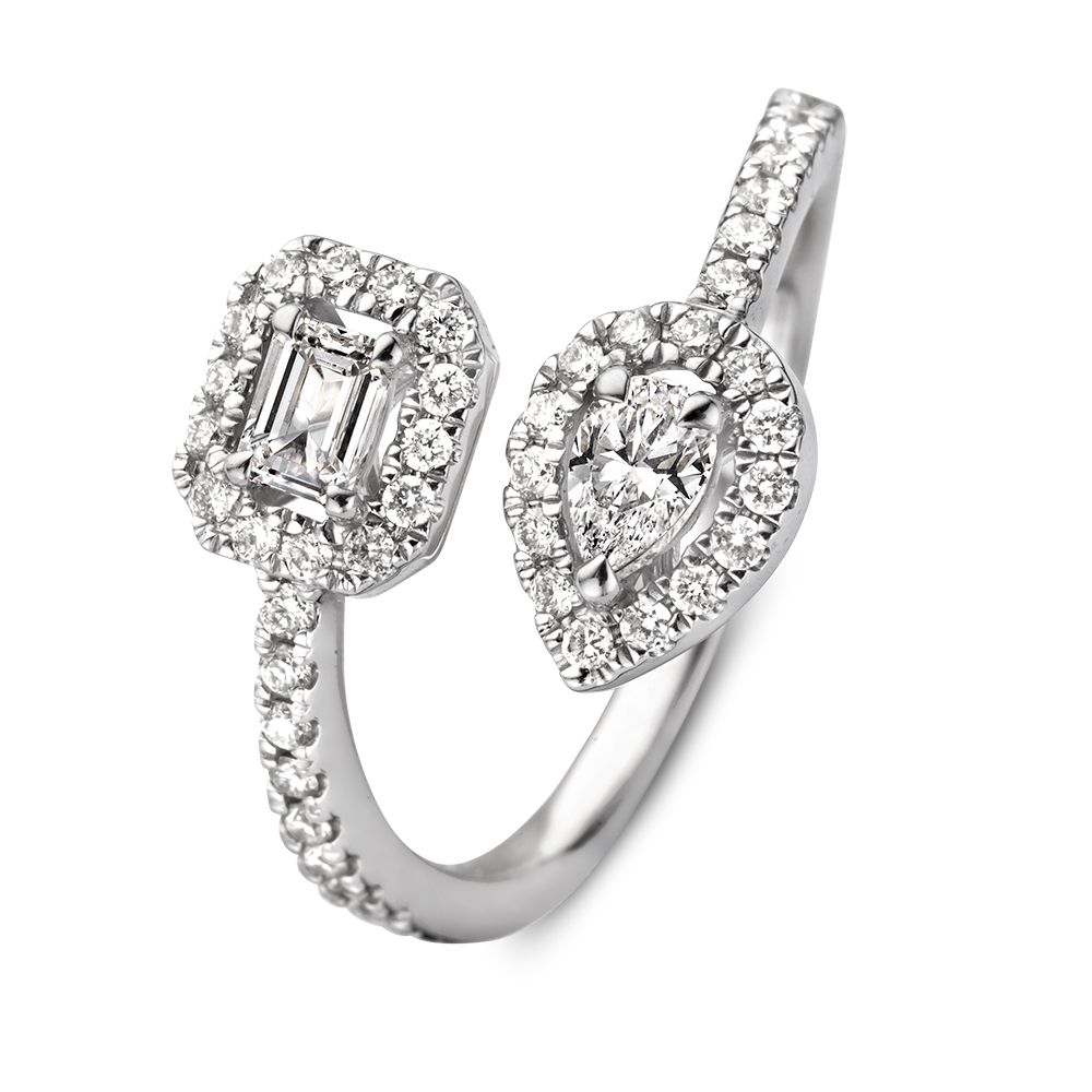 Schitterende witgouden ring met diamanten in opvallende slijpvormen. Dit bijzondere ontwerpbevat een emerald en een peer geselepen diamant gezet in luxe entourage zetting. Aan de voorzijde lopen de diamanten asymmetrisch langs elkaar, waardoor de ringeen zeer opvallend design heeft.
