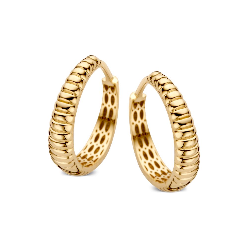 Geelgouden oorringen met geribbeld design.
