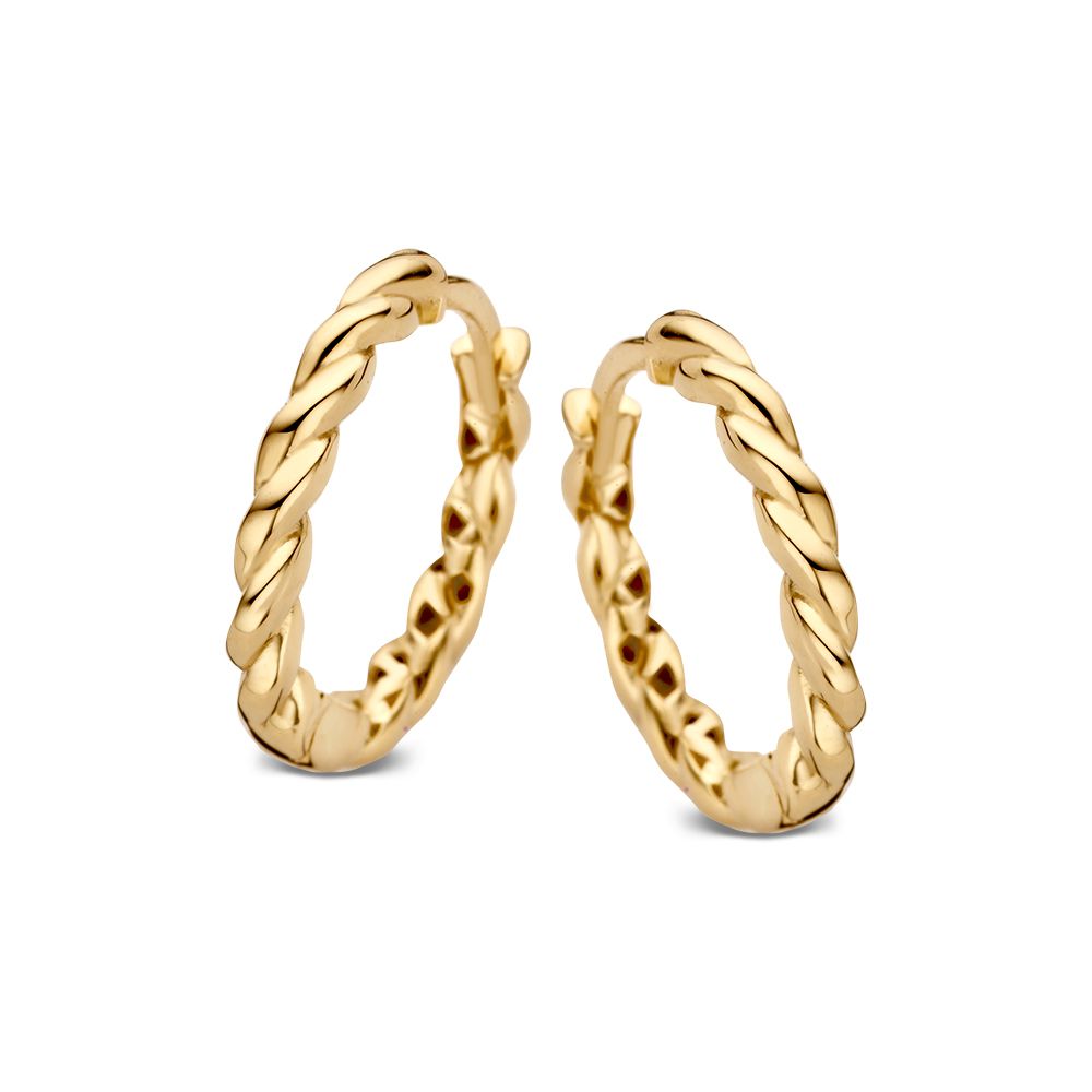 Geelgouden oorringen met gedraaid design.
