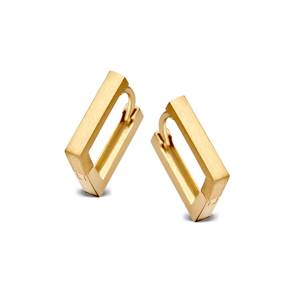 Geelgouden oorringen met vierkant design. De oorbellen zijn aan een zijde mat afgewerkt en aan een zijde glanzend, je kunt hiermee gemakkelijk wisselen van stijl.
