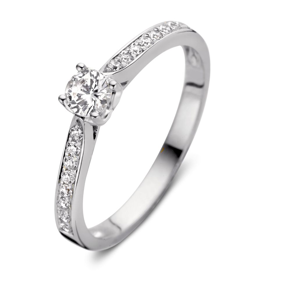 Witgouden ring zirkonia middensteen en fijnere zijstenen. Met de zetpoostjes is een subtiel hartje gevormd, perfect om een geliefde mee te verrassen!
