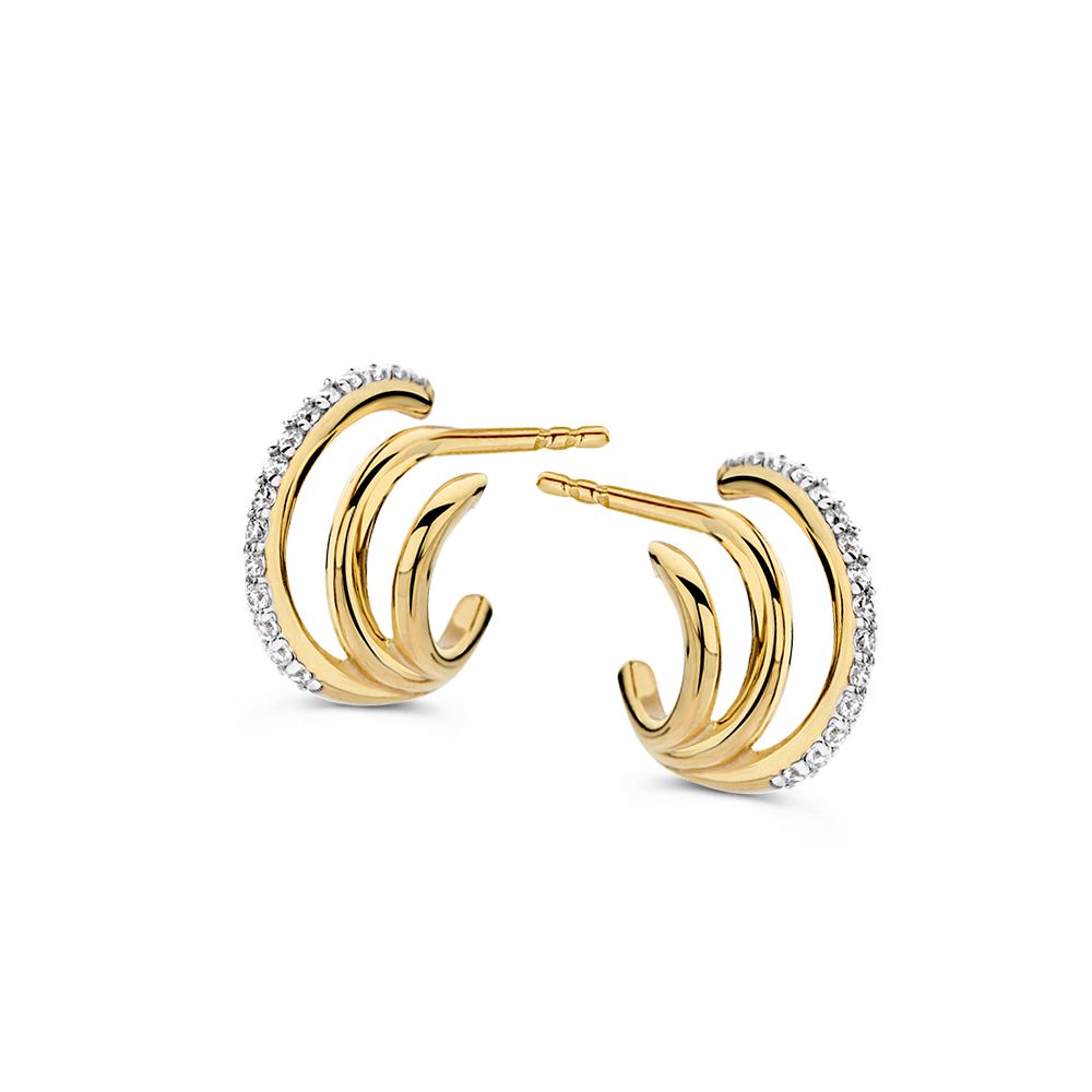 Geelgouden oorstekers met zirkonia's. Wanneer de oorbellen in het oor zitten, lijken ze uit drie verschillende ringen te bestaan.
