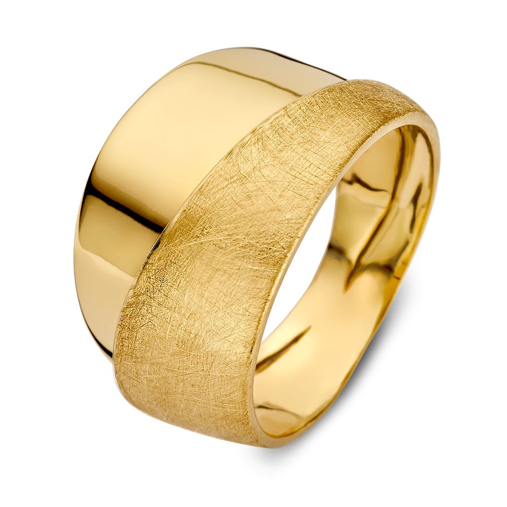 Luxe geelgouden ring met twee banen in contrasterende bewerking (mat en gepolijst). De ring is een echte eyecatcher aan de hand.
