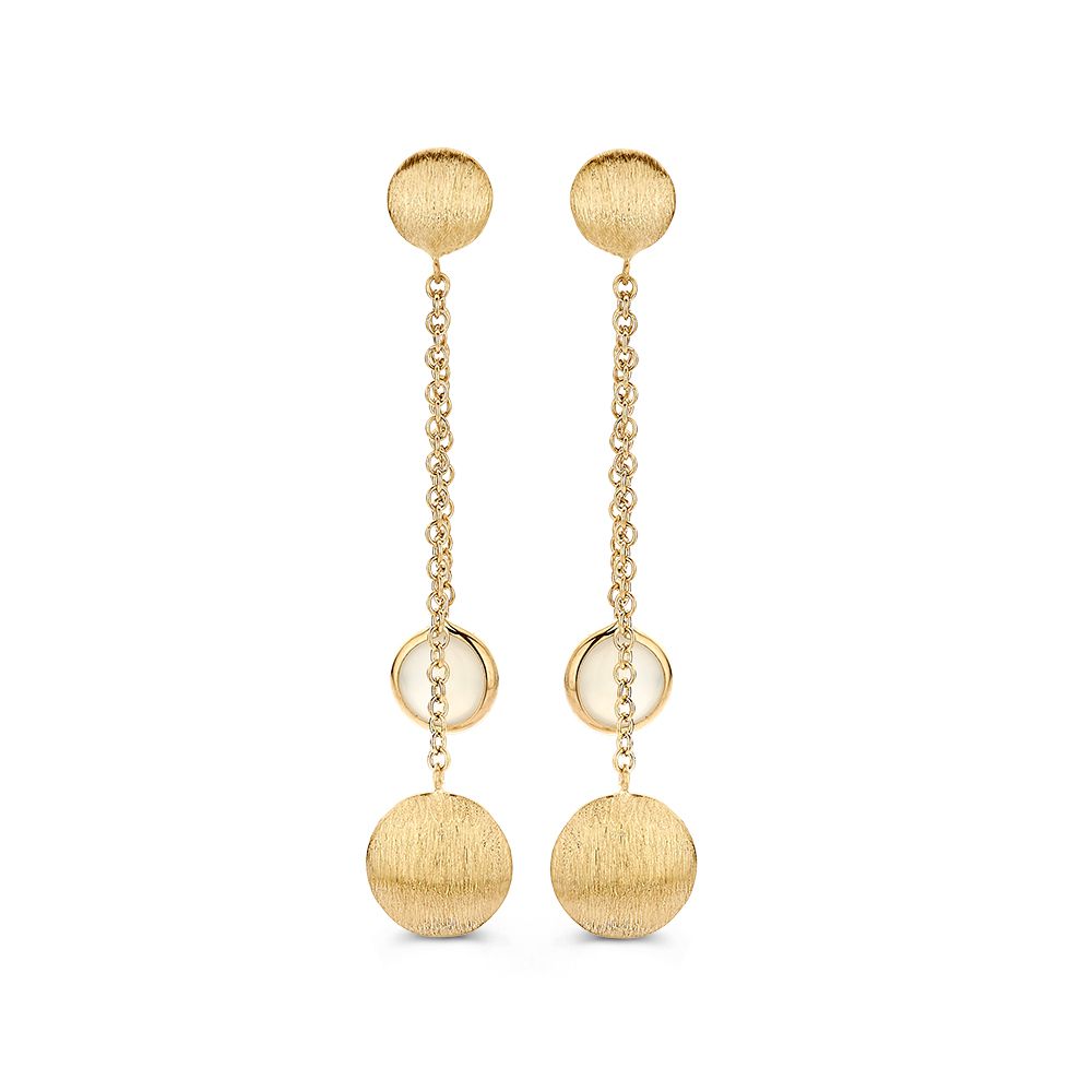 Speelse, geelgouden oorstekers met lange aanhangers. De aanhangers bevatten matgouden elementen en witte maanstenen.
