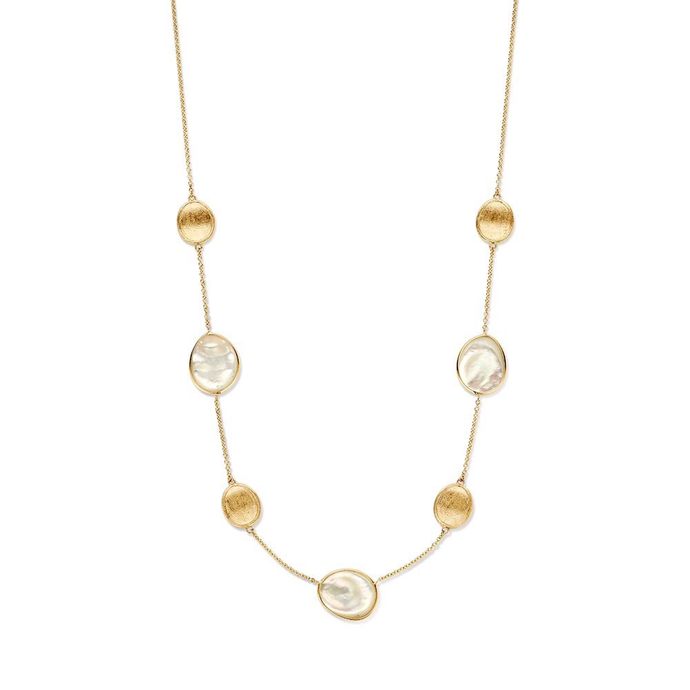 Geelgouden collier met prachtigematgouden en parelmoer elementen in organische vorm.
