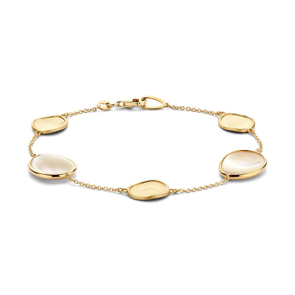 Prachtige armband met gematteerde geelgouden elementen in organische vorm en parelmoer.

