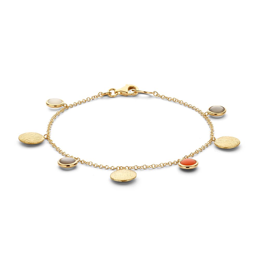 Geelgouden armband met gouden bedels en maansteen in drie verschillende kleuren.
