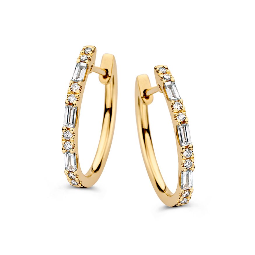 Luxe gouden oorringen gezet met briljant en baguette geslepen diamanten. Een plaatje in het oor!
