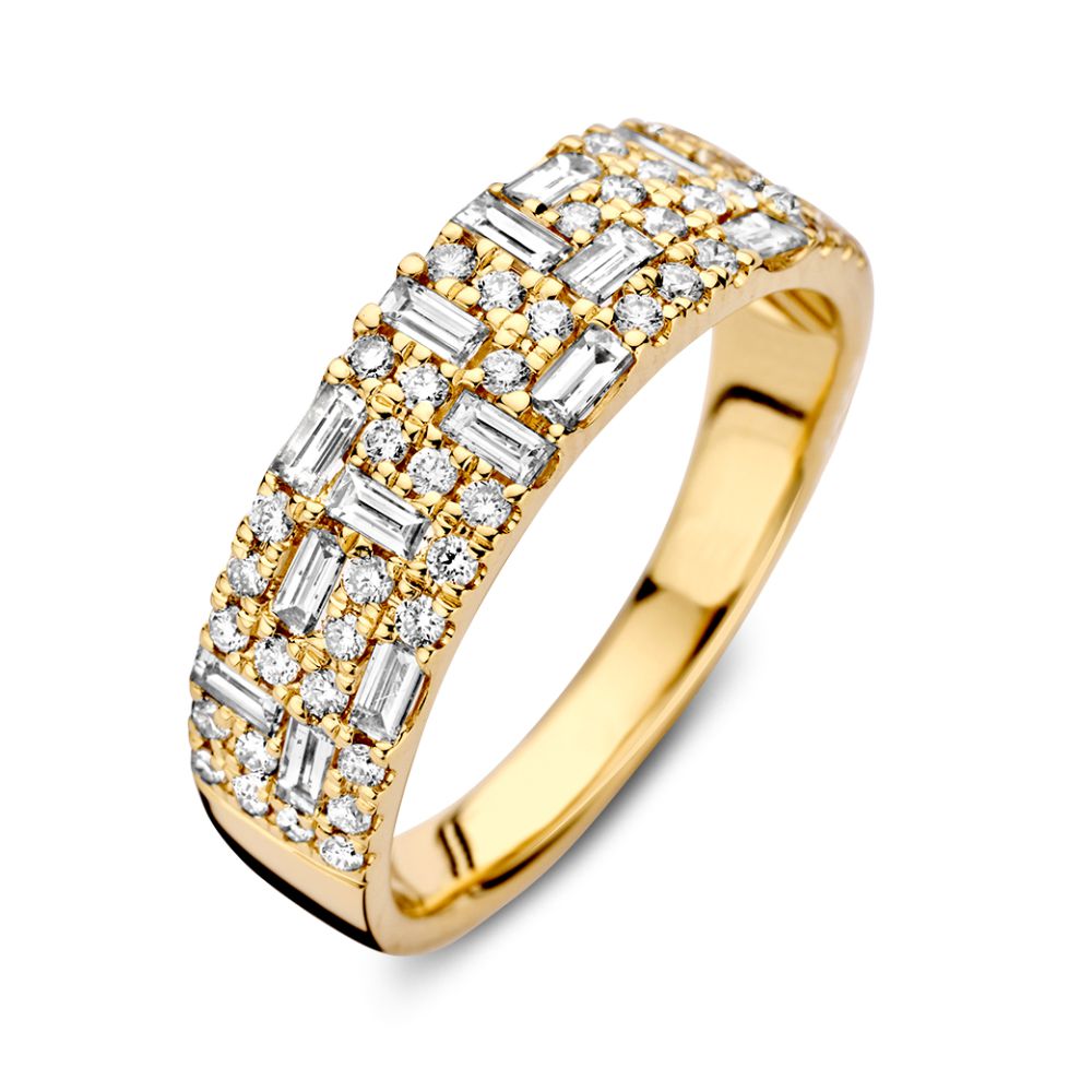 Bijzondere geelgouden ring, aan de voorzijde ingelegd met briljant en baguette geslepen diamanten. Een schitterend juweel aan de hand!
