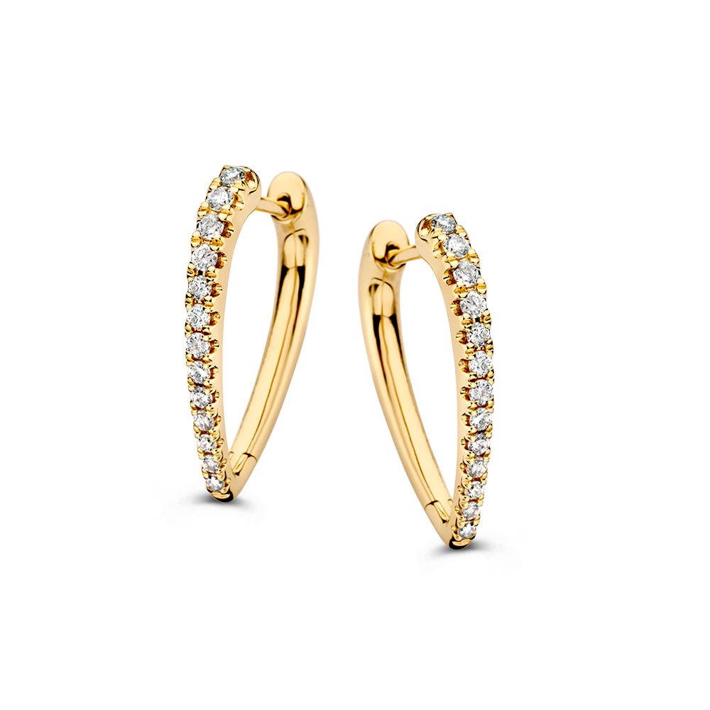 Geelgouden oorringen in asymmetrisch model, aan de voorzijde gezet met diamant.
