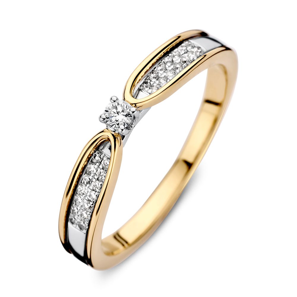 Bicolor geel- en wigouden ring met naast een opvallende middensteen, schitterende diamanten die verzonken liggen in de band van de ring.
