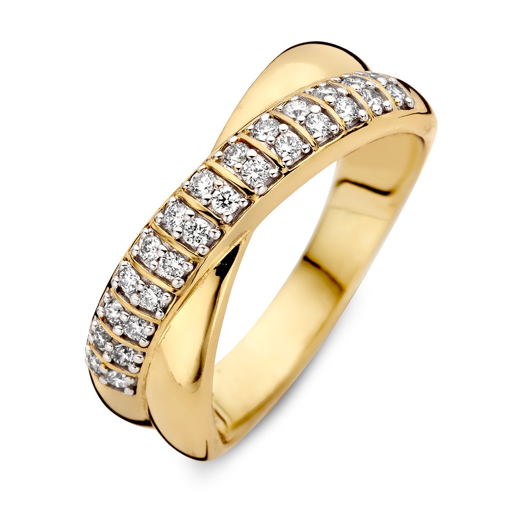 Prachtige geelgouden ring met twee gekruisde banen, waarvan één gezet met briljant in pavézetting. De zetting van de diamanten is gerhodineerd.


