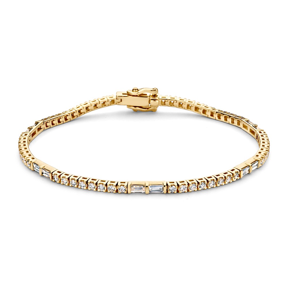 Bijzondere geelgouden tennisarmband met briljant en baguette geslepen diamanten.
